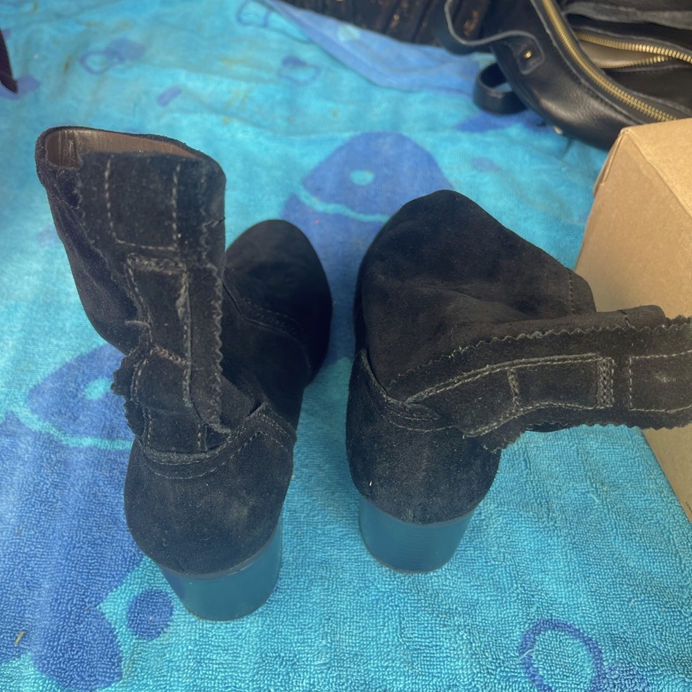 BLACK BOOTS